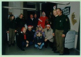 Die Polizei in Deutz bekommt einen Weihnachtsbaum und ihr werden vom Weihnachstmann die Leviten gelesen.jpg